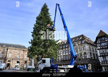 Straßburg, Frankreich. November 2025. Straßburg bereitet sich auf die Festtage vor, indem es Dekorationen und Lichter in den Straßen der Stadt aufstellt. Der große Weihnachtsbaum wurde am Place Kléber errichtet und ist 30 Meter hoch. Straßburg bereitet sich darauf vor, während der Weihnachtsferien 3 Millionen Besucher willkommen zu heißen. 5. November 2025, Straßburg, Ostfrankreich. Foto: Nicolas Roses/ABACAPRESS.COM Credit: Abaca Press/Alamy Live News Stockfoto
