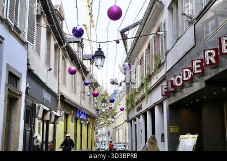 Straßburg, Frankreich. November 2025. Straßburg bereitet sich auf die Festtage vor, indem es Dekorationen und Lichter in den Straßen der Stadt aufstellt. Der große Weihnachtsbaum wurde am Place Kléber errichtet und ist 30 Meter hoch. Straßburg bereitet sich darauf vor, während der Weihnachtsferien 3 Millionen Besucher willkommen zu heißen. 5. November 2025, Straßburg, Ostfrankreich. Foto: Nicolas Roses/ABACAPRESS.COM Credit: Abaca Press/Alamy Live News Stockfoto