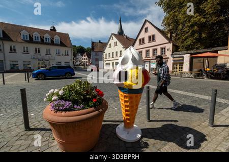 19. August 2025, Ottweiler (Saar), Saarland, Deutschland - Rathausplatz in der Altstadt mit Skulptur von Eiskugeln auf einem Kegel aus einer italienischen Eisdiele. 00A250819D278CARO.JPG [MODELLFREIGABE: NEIN, EIGENSCHAFTSFREIGABE: NEIN (c) caro Images / Andreas Ba Stockfoto