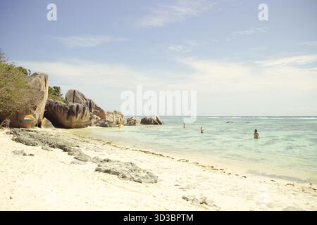 Granitfelsen und türkisfarbenes Wasser am Strand La Digue auf den Seychellen Stockfoto