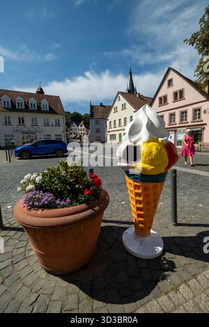 19. August 2025, Ottweiler (Saar), Saarland, Deutschland - Rathausplatz in der Altstadt mit Skulptur von Eiskugeln auf einem Kegel aus einer italienischen Eisdiele. 00A250819D275CARO.JPG [MODELLFREIGABE: NEIN, EIGENSCHAFTSFREIGABE: NEIN (c) caro Images / Andreas Ba Stockfoto