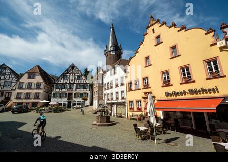 19. August 2025, Ottweiler (Saar), Saarland, Deutschland - Rathausplatz in der Altstadt mit dem Alten Festungsturm, rechter Rathausbäckerei. 00A250819D285CARO.JPG [MODELLVERSION: NEIN, EIGENSCHAFTSFREIGABE: NEIN (c) caro Images / Andreas Bastian, http://www.caro-i Stockfoto