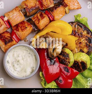 Essen, gegrillte Lachsfischspieße mit gegrilltem Gemüse Stockfoto