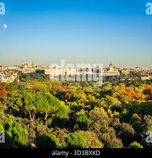 Ein Blick aus der Höhe auf die Skyline von Madrid, einschließlich des Königspalastes und der Kathedrale von Almudena. Stockfoto