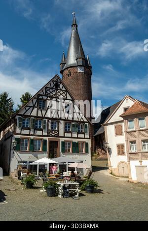 19. August 2025, Ottweiler (Saar), Saarland - Rathausplatz in der Altstadt mit dem Alten Wachturm, vor einem Café. 00A250819D293CARO.JPG [MODELLFREIGABE: NEIN, EIGENSCHAFTSFREIGABE: NEIN (c) caro Images / Andreas Bastian, http://www.caro-images.com, Stockfoto