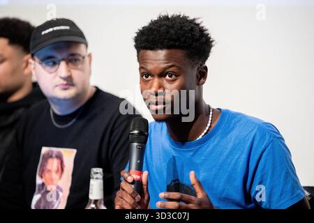 Oldenburg, Deutschland. November 2025. Suraj Mailitafi (r) und Joschka Kursawe, Mitglieder der Initiative "Gerechtigkeit für Lorenz", sprechen während einer Pressekonferenz über die Entscheidung der Staatsanwaltschaft. Nach der tödlichen Erschießung des 21-jährigen Lorenz in Oldenburg hat die Staatsanwaltschaft einen Polizisten wegen unfreiwilligen Totschlags angeklagt. Quelle: Hauke-Christian Dittrich/dpa/Alamy Live News Stockfoto