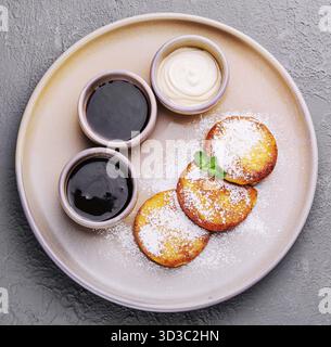Essen, Hüttenpfannkuchen mit Beerenmarmelade, Sauerrahm Stockfoto
