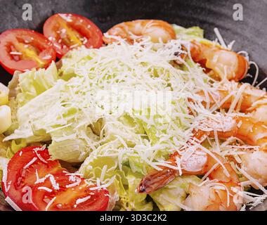 Essen, italienischer Caesar-Salat mit Garnelen in der Schüssel Stockfoto