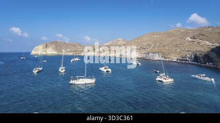 Red Beach, Santorin, Griechenland - August 2022 : Boote und Katamarane in einer Bucht am Red Beach in Santorin Stockfoto