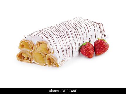 Essen, Erdbeercrepes mit Schlagsahne isoliert Stockfoto