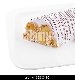 Essen, Erdbeercrepes mit Schlagsahne auf Teller Stockfoto