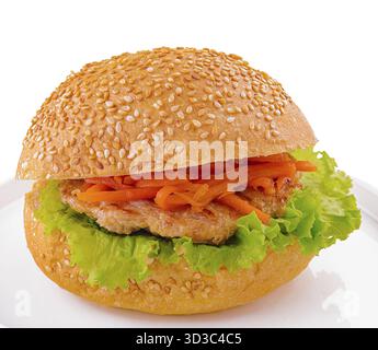 Essen, Hähnchenburger mit Salat und koreanischer Karotte Stockfoto