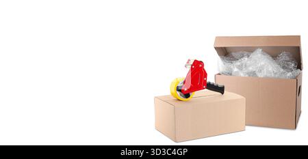 Pappkartons, Luftpolsterfolie und Spender mit Klebeband auf weißem Hintergrund Stockfoto