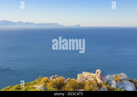 Küstengebirgslandschaft mit Fynbos-Flora in Kapstadt, Südafrika Stockfoto