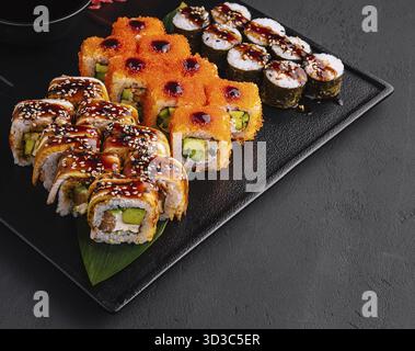Essen, große Brötchen auf Steinplatte Stockfoto