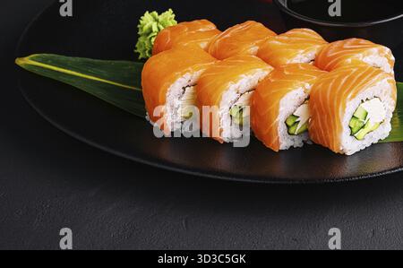Essen, Philadelphia Sushi Rolls Set mit Lachs und Cream Cheese Stockfoto
