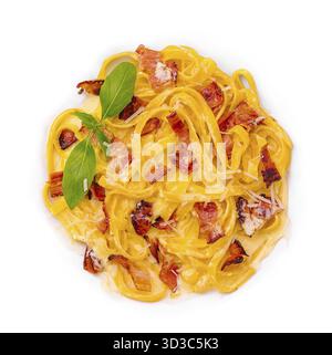 Essen, Pasta mit Speck und Basilikum isoliert auf weiß Stockfoto