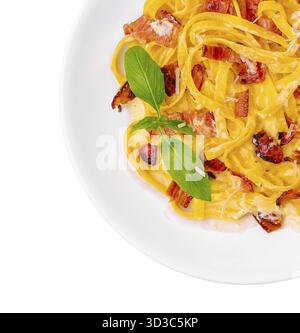Essen, Pasta mit Speck und Basilikum auf weißem Teller Stockfoto