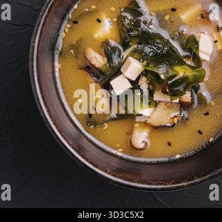 Essen, Suppe mit Algen und Pilzen von oben Stockfoto
