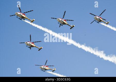 Guwahati, Assam, Indien. November 2025. Das Sarang Helicopter Display Team der indischen Luftwaffe (IAF) führt Manöver während der Proben für die kommende Flugschau im Rahmen des 93. Air Force Day in Guwahati durch. (Kreditbild: © Hafiz Ahmed/ZUMA Press Wire) NUR REDAKTIONELLE VERWENDUNG! Nicht für kommerzielle ZWECKE! Stockfoto