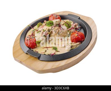 Essen, geschmorte Rinderbacken in Sahnesauce mit Pilzen und Tomaten Stockfoto