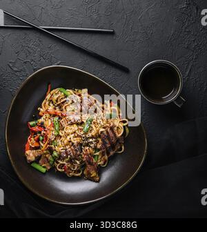 Essen, Rühren Nudeln mit Gemüse und Rindfleisch Stockfoto