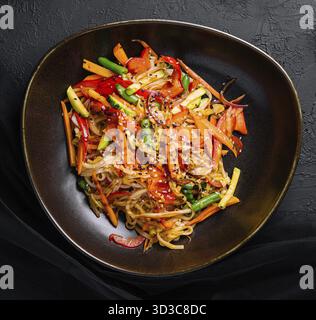 Essen, asiatische vegetarische Udon-Nudeln mit Gemüse in einer Schüssel Stockfoto