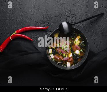 Essen, japanische Miso-Suppe mit frischem Thunfisch, getrockneten Algen, Tofu Stockfoto