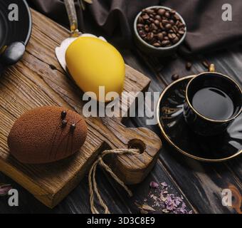 Essen, französische Mousse-Kuchen mit einer Tasse Kaffee Stockfoto