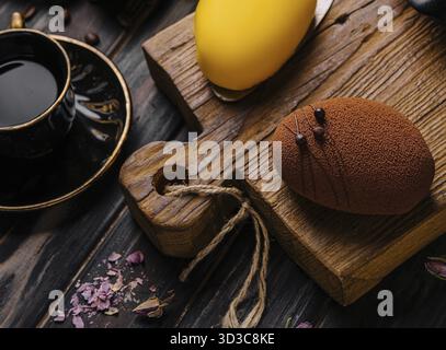 Essen, französische Mousse-Kuchen mit einer Tasse Kaffee Stockfoto