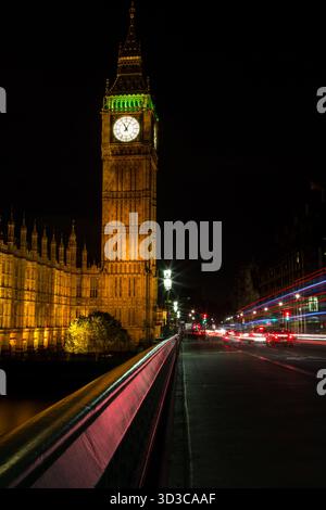 Big Ben mit leichten Pfaden Stockfoto