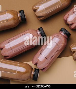 Essen, Himbeer- und Schokoladen-Smoothie-Cocktails in Plastikflaschen Stockfoto