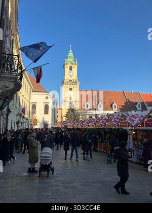 Weihnachtsmarkt am Hlavné námestie (Hauptplatz) in der Altstadt von Bratislava, Slowakei Stockfoto
