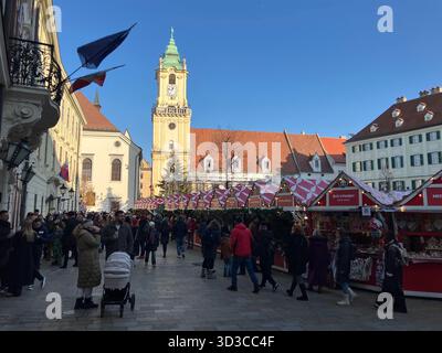 Weihnachtsmarkt am Hlavné námestie (Hauptplatz) in der Altstadt von Bratislava, Slowakei Stockfoto