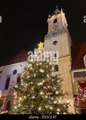 Weihnachtsbaum vor der Jesuitenkirche, Hauptplatz, Bratislava, Slowakei Stockfoto