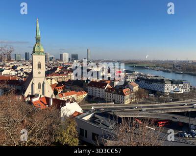 Blick über Bratislava vom Schloss Bratislava mit St. Martin Kathardral und Altstadt im Vordergrund. Mittags im Dezember. Stockfoto