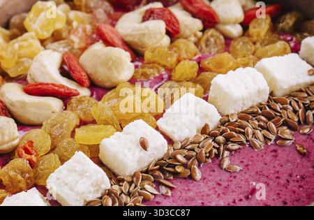 Essen, gesundes Frühstück Rosinen und Cashew Nüsse Smoothie in Kokosnuss Schüssel Stockfoto
