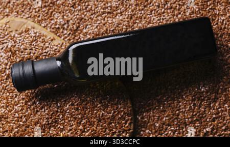 Lebensmittel, Leinölflasche mit Leinsamenhintergrund Stockfoto