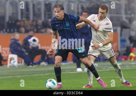 FC Inter gegen ACF Fiorentina Italien, Mailand, 2025 10 29: Pietro Comuzzo, Pio Esposito FC Inter verteidigt den Ball im Mittelfeld in der zweiten Halbzeit während des Fußballspiels FC Inter gegen ACF Fiorentina, Serie A Enilive 2025-2026 Tag 9 im San Siro Stadion Mailand Lombardei Italien Copyright: XFabrizioxAndreaxBertanix Stockfoto