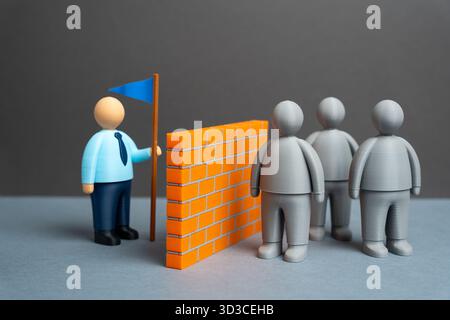 Der Anführer versucht, die grauen Menschenmassen zu erreichen. Um Gleichgesinnte mit seiner Idee zu rekrutieren. Ein Team zusammenzustellen, die Barriere des Fehlers zu überwinden Stockfoto