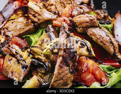 Essen, Gemüse- und Rindersalat auf einem Teller Stockfoto