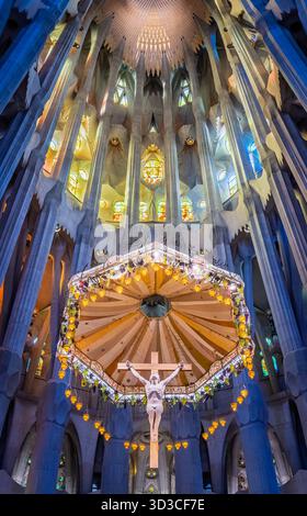 Kruzifix und beleuchteter Baldachin am Hochaltar im Kirchenschiff der Sagrada Família, Basilika von Gaudí, Barcelona, Katalonien, Spanien Stockfoto