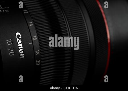 Lemberg, Ukraine - 4. November 2025: Canon RF 10 20 mm Weitwinkelobjektiv auf Schwarz Stockfoto