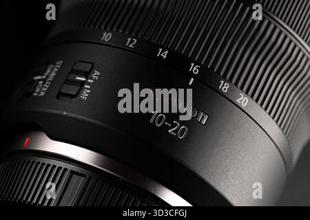 Lemberg, Ukraine - 4. November 2025: Canon RF 10 20 mm Weitwinkelobjektiv auf Schwarz Stockfoto