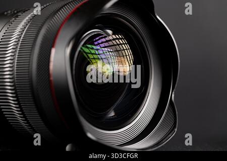 Lemberg, Ukraine - 4. November 2025: Canon RF 10 20 mm Weitwinkelobjektiv auf Schwarz Stockfoto