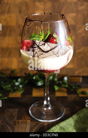 Essen, Erdbeer-Tiramisu in einem hohen Weinglas. Italienisches Dessert aus Eiern, Zucker, Mascarponenkäse, Erdbeeren, Savoyardi-Keksen. Dekoriert mit Stockfoto