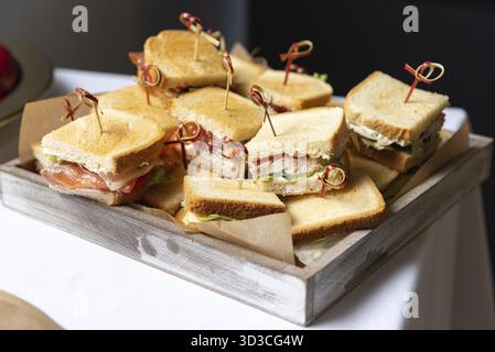 Essen, geräucherter Lachs Sandwiches Fingerfood Brunch Buffet. Eine köstliche Auswahl an leckeren Fingerfood, von geräucherten Lachs-Sandwiches bis hin zu Weizenbrot und s Stockfoto