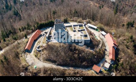 Atemberaubender Blick auf die gotischen Burgruinen Smlednik in der Region Gorenjska, Zentralslowenien Stockfoto