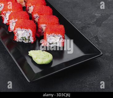 Essen, kalifornisches Maki-Sushi mit masago - Brötchen aus Krabbenfleisch Stockfoto