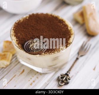 Essen, Tiramisu im Glas auf dem Holz Stockfoto